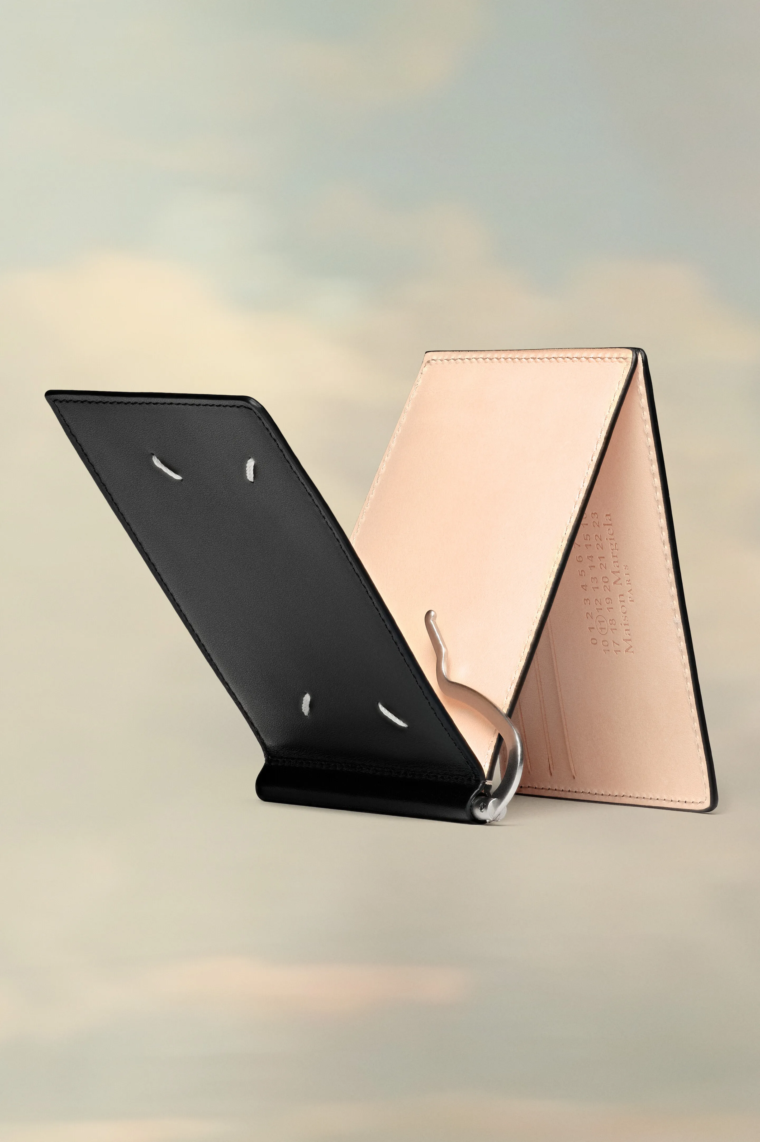 Bi-fold clip wallet